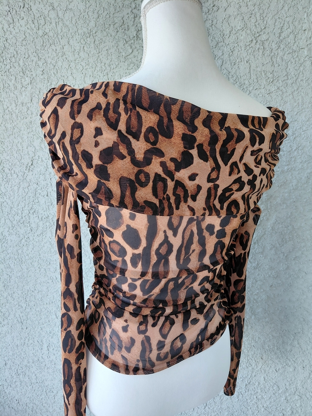 Jolie & Joy Leopard Print Off Shoulder Top Mesh Ruched Long Sleeve Size M - Picture 5 of 8